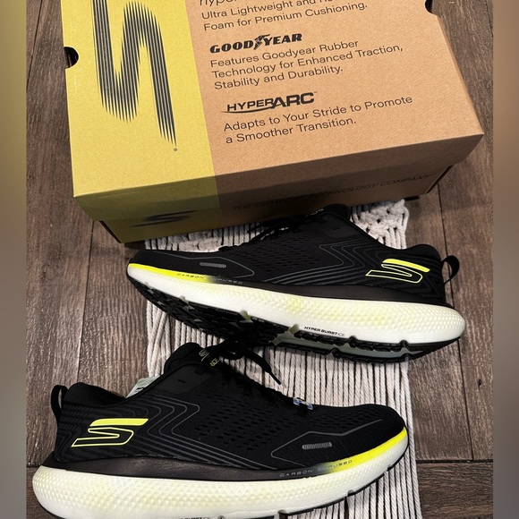 SKECHERS running shoe - Picture 4 of 6